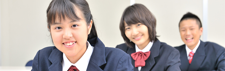 教室で笑顔で授業を受ける学生3人の写真